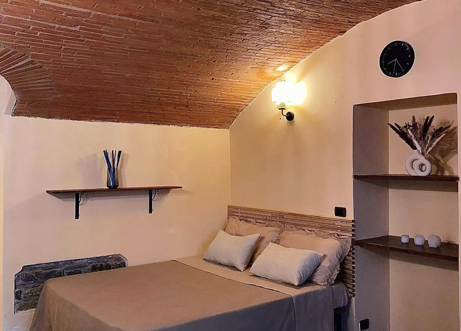 Florence Cave House